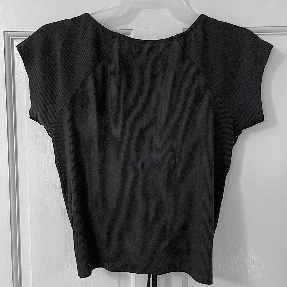 Black Tie-hem Drawstring Ruched Short Sleeve V-Neck Ribbed Crop Top - Image 2