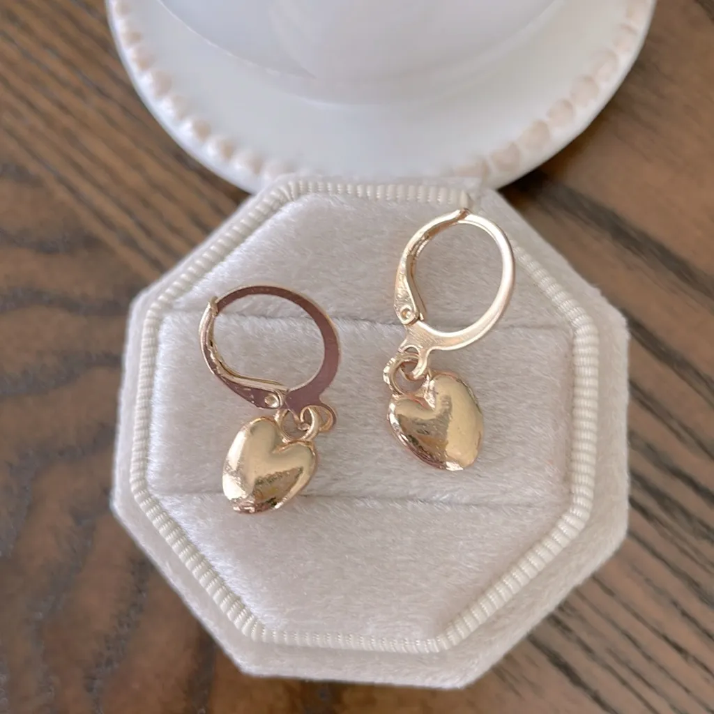 Gold heart dangle earrings - Image 5