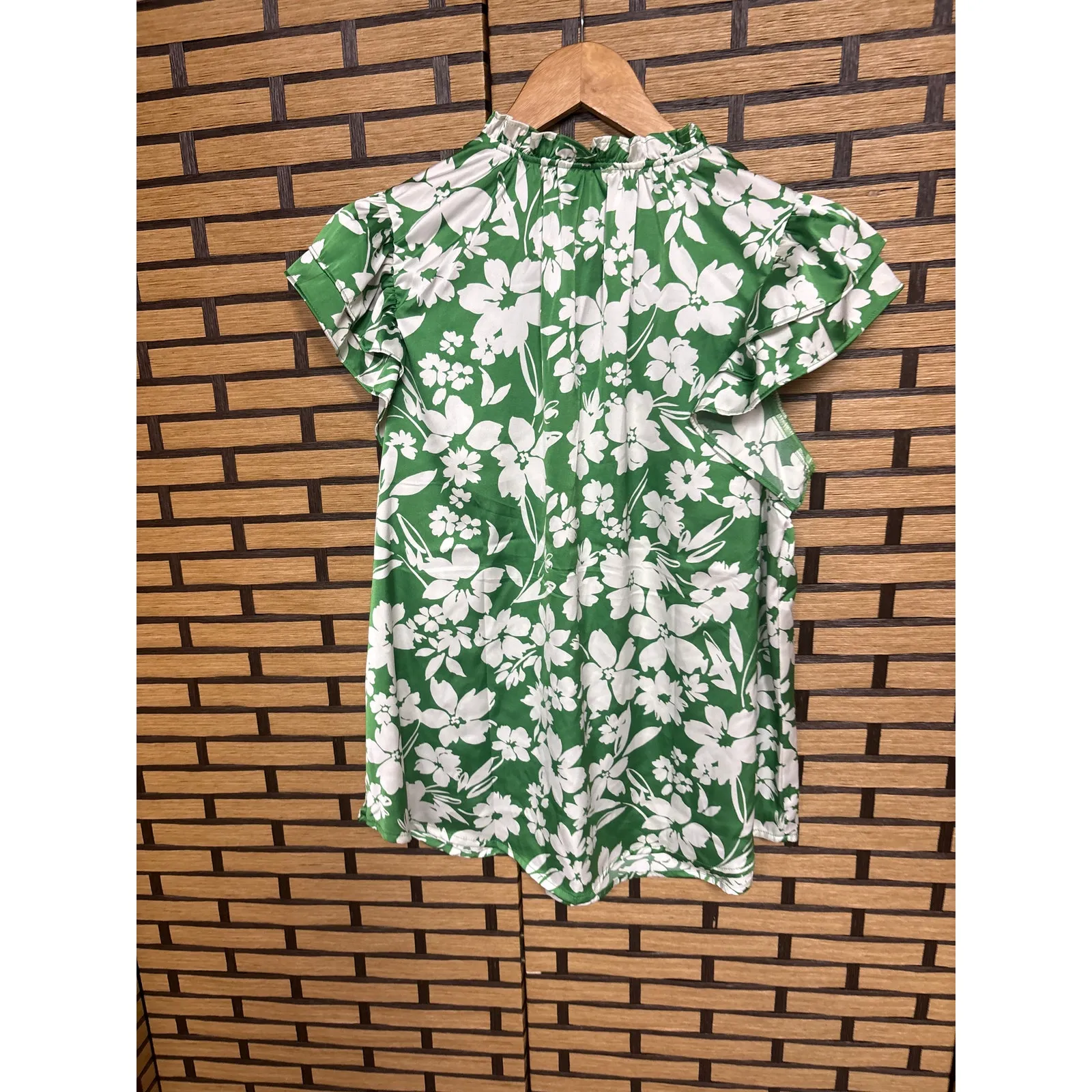 Flower & Feathers Green And White Floral Blouse Size XL - Image 2