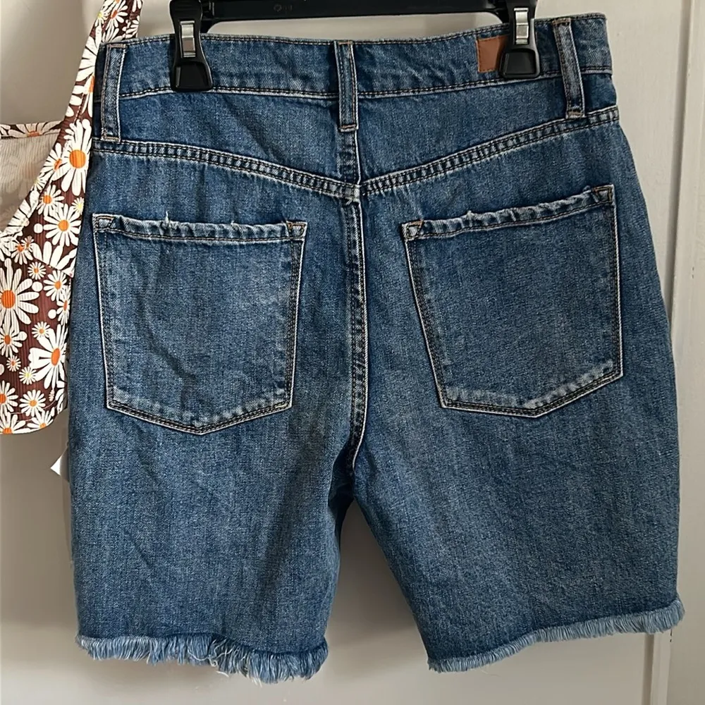 RSQ Distressed Raw Hem Boyfriend Denim Jean Bermuda Cut Off Shorts - Image 5