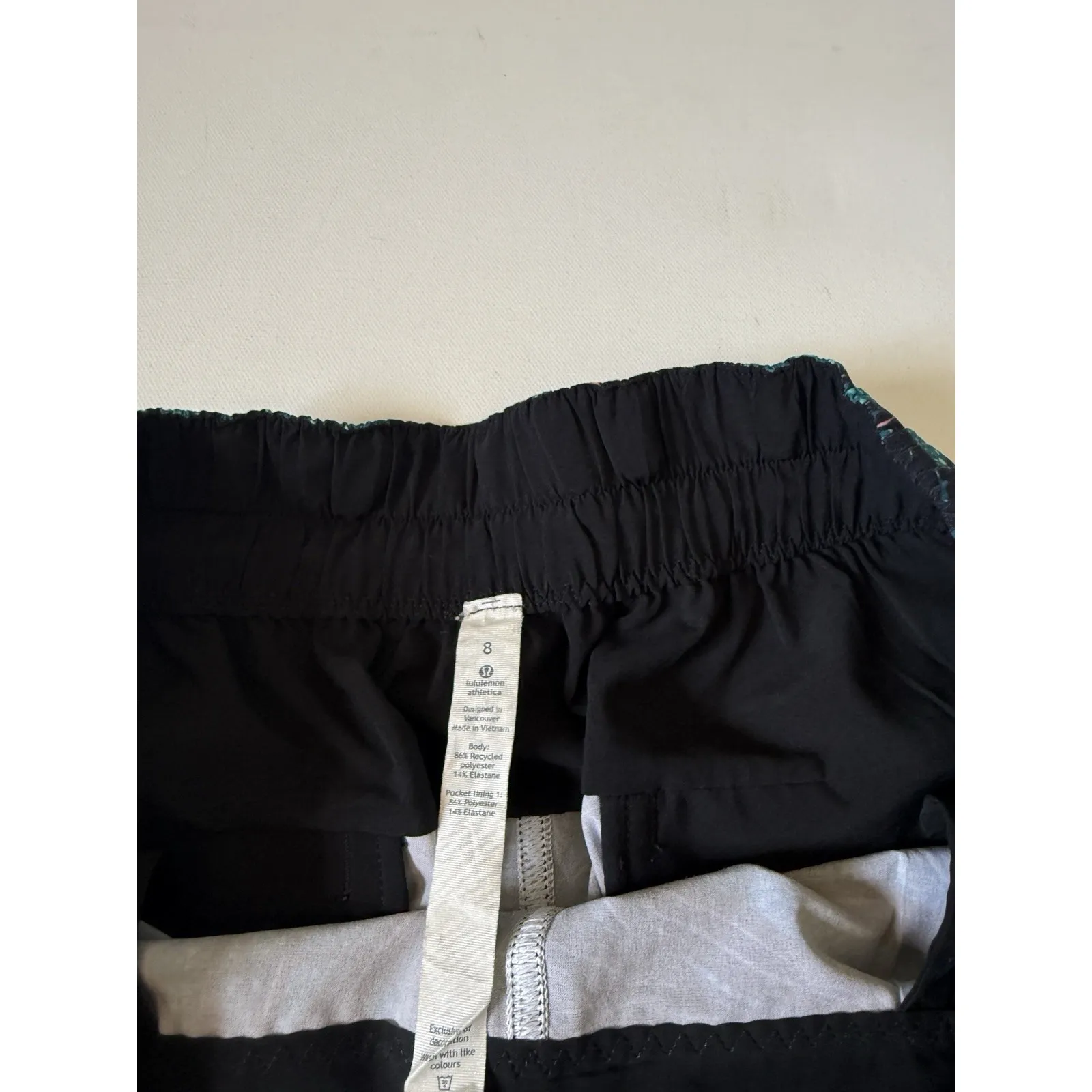 Lululemon Spring Break Away Short II 2.5" Size 8 Palm Lace Tofino Teal Multi - Image 3