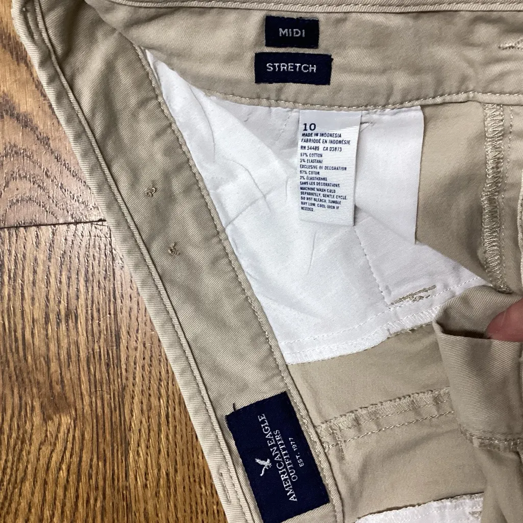 American Eagle  khaki midi shorts. Size 10 - Image 5