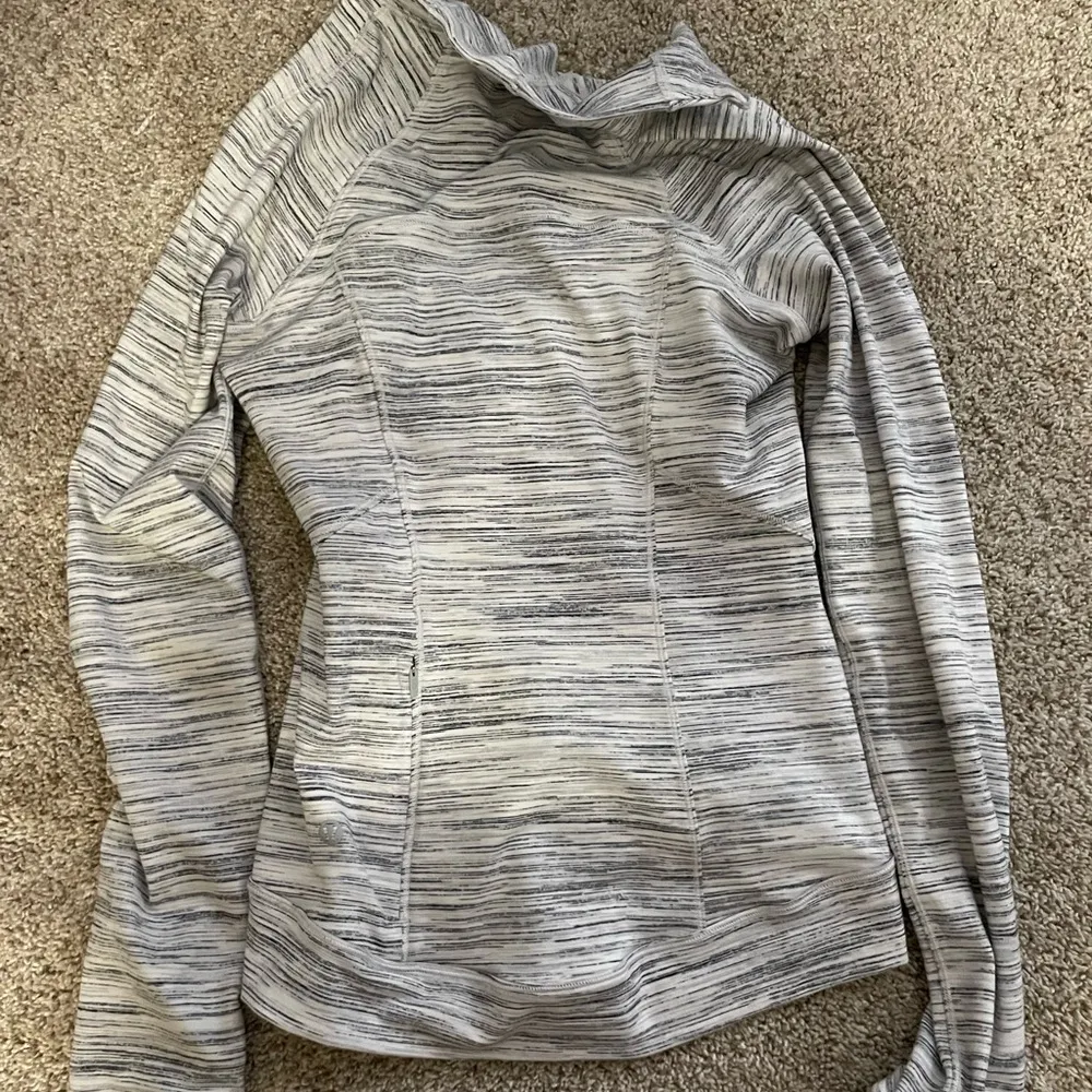 Lululemon  pullover size 2 - Image 3