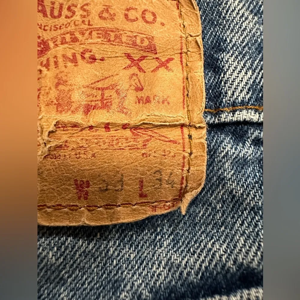 EUC LEVIS CUT OUT SHORT JEANS  STONEWASHED DISTRESSED BLUE - Image 7