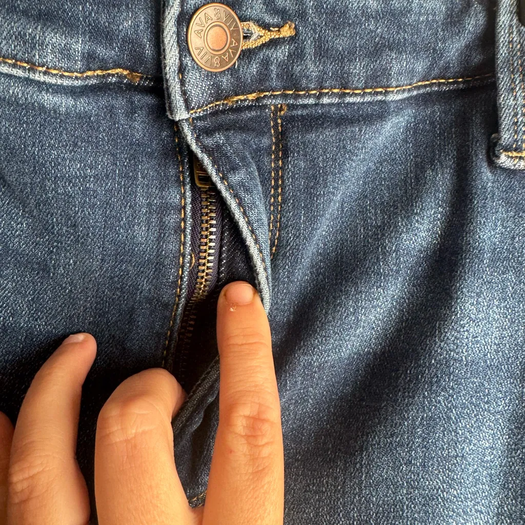 Women’s Ava & Viv 22W Distressed Jeans - Image 5