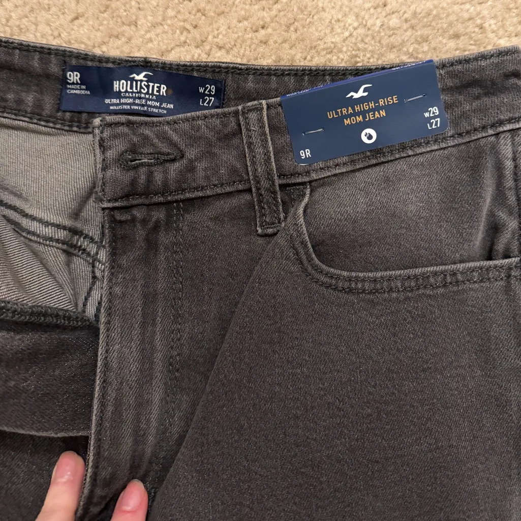 Hollister Black Ripped Ultra High Rise Mom Jeans NWT - Image 5