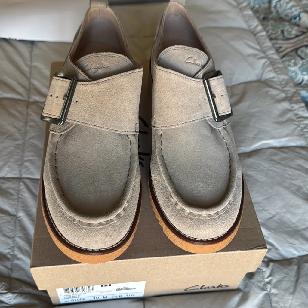 Clarks Cream Loafers with Brown Sole - Image 4