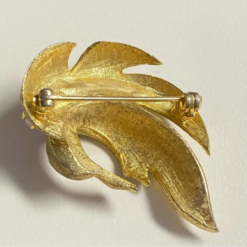 Classy Vintage Gold Tone Faux Pearl Leaf Brooch Pin - Image 5