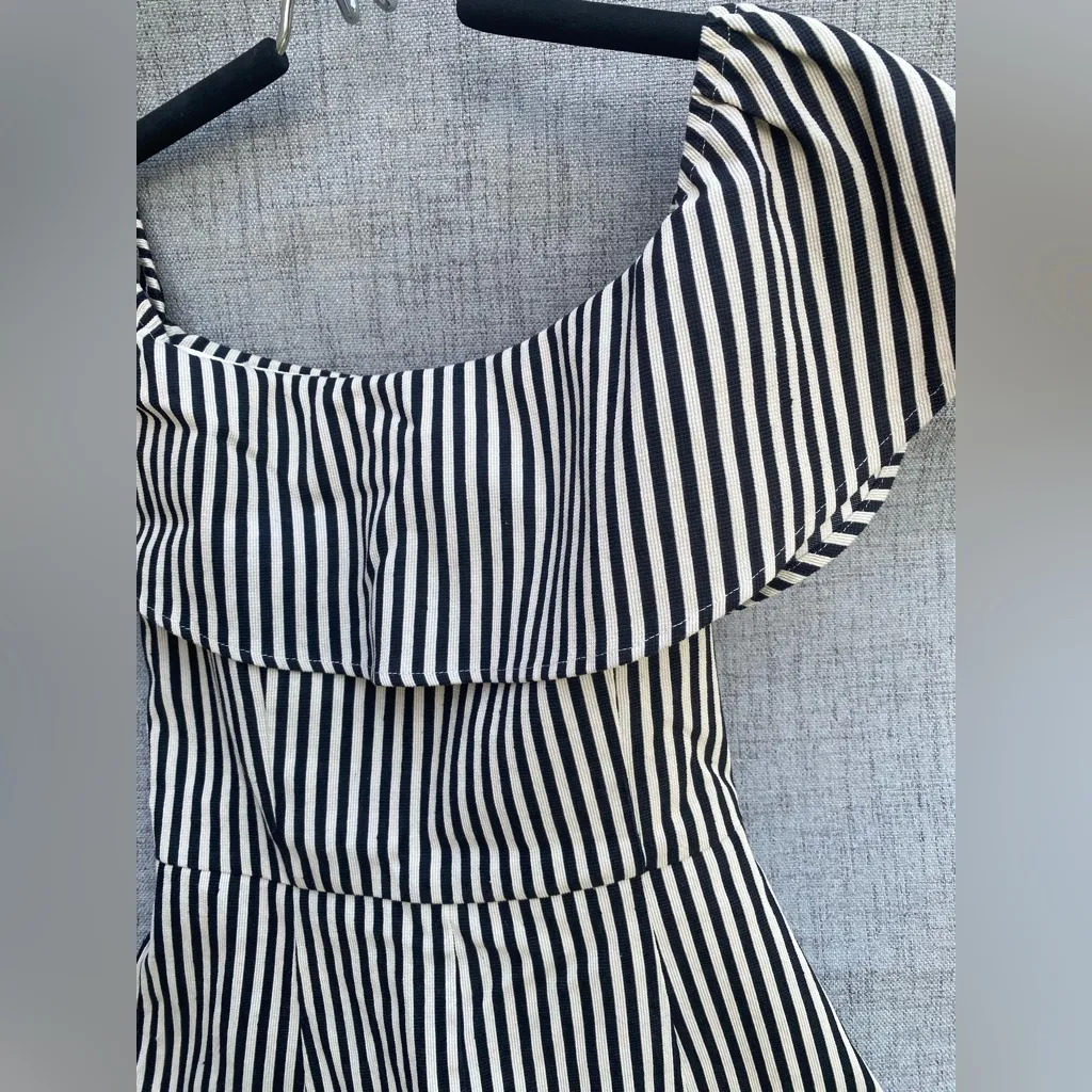 SUGARLIPS - Black and Cream Off the Shoulder Romper. Size XS - Image 6