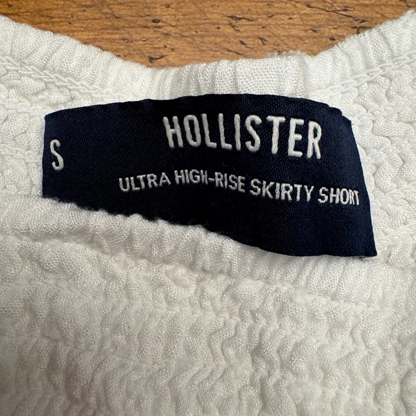 Hollister Ultra High Rise Skirty‎ Short White Textured Swiss Dot Size S - Image 2