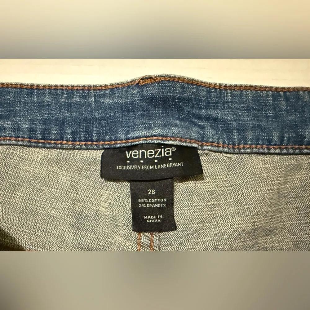 Venezia Woman’s Plus NWT Bermuda Roll Hem Med Wash Denim Shorts 26W Blue - Image 2