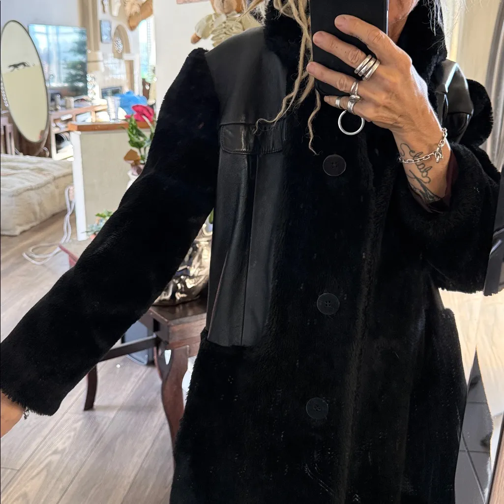 One of a kind Black genuine leather and Faux Fur Coat Size M - Image 16