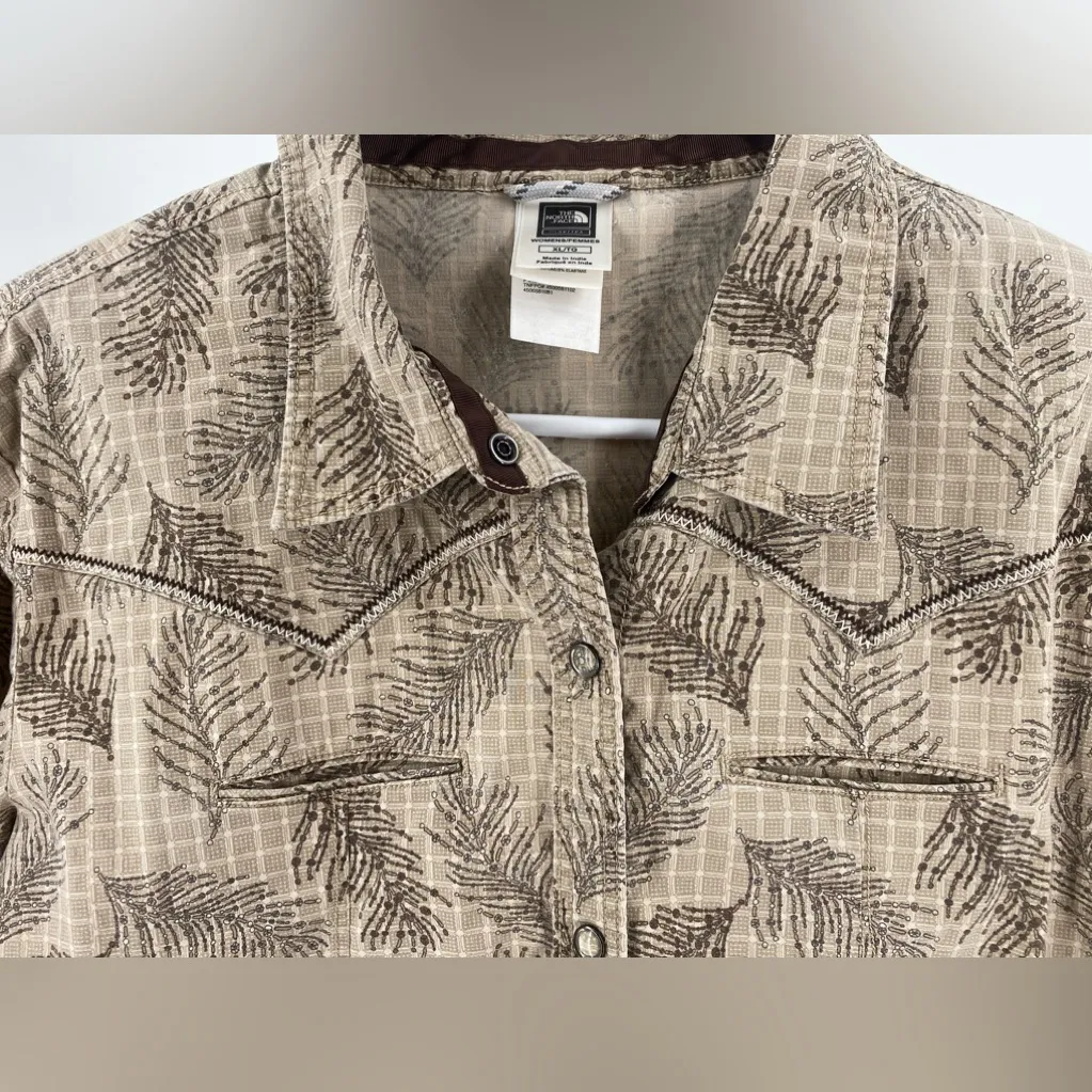 The North Face women’s yoked western shirt‎ with clear snaps, size XL - Image 4