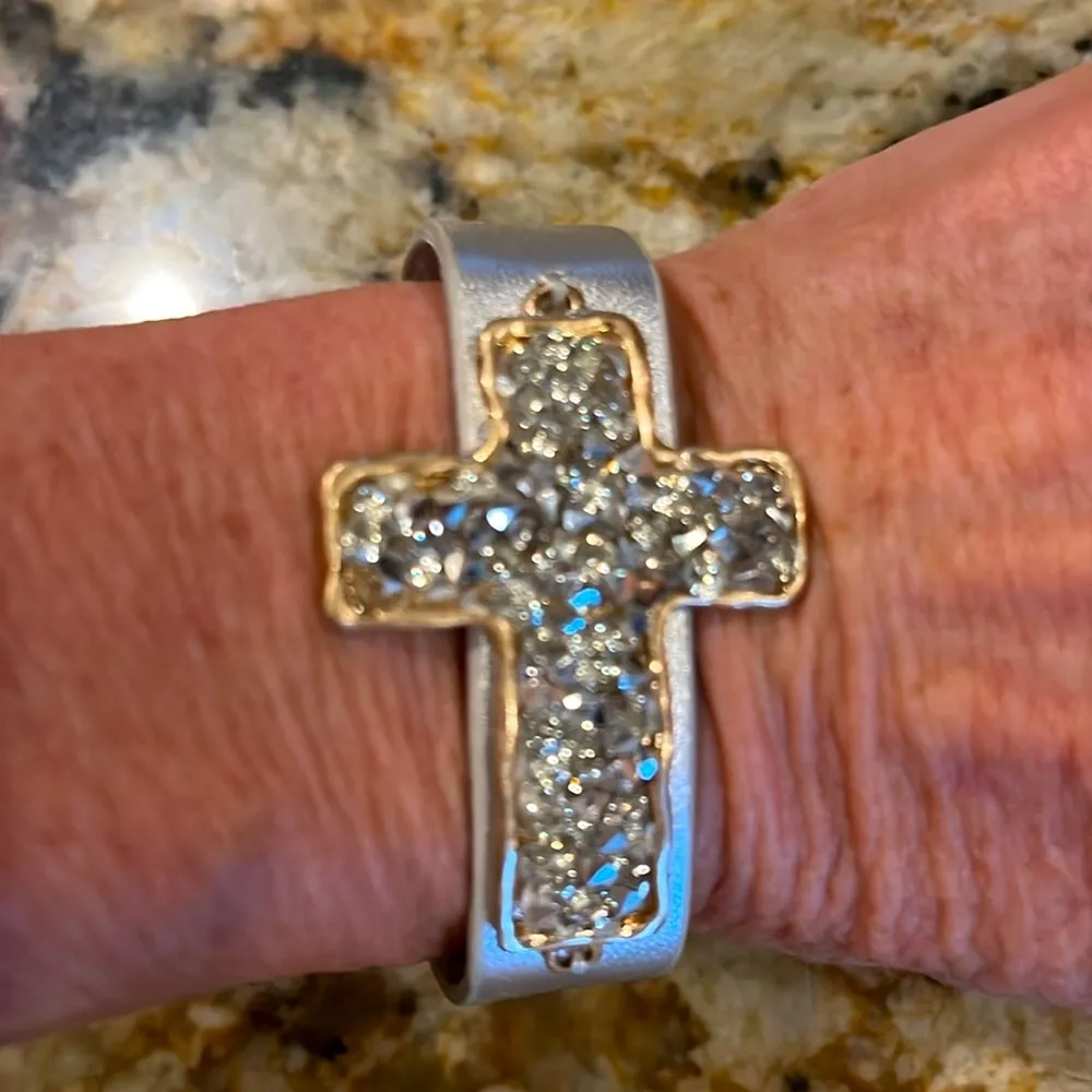 Elegant Gold and Silver Cross Bracelet - Image 8