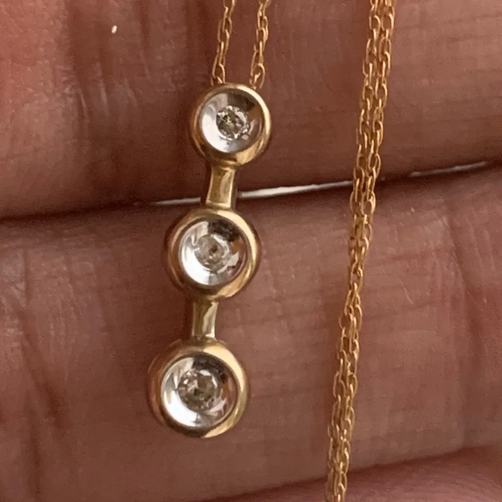 10kt Gold 3 Stone Diamond Necklace - Image 4