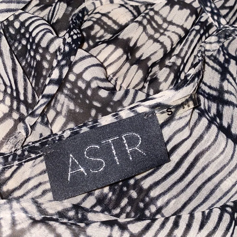 ✨ ASTR Lace patterned Surplice romper ✨ - Image 9