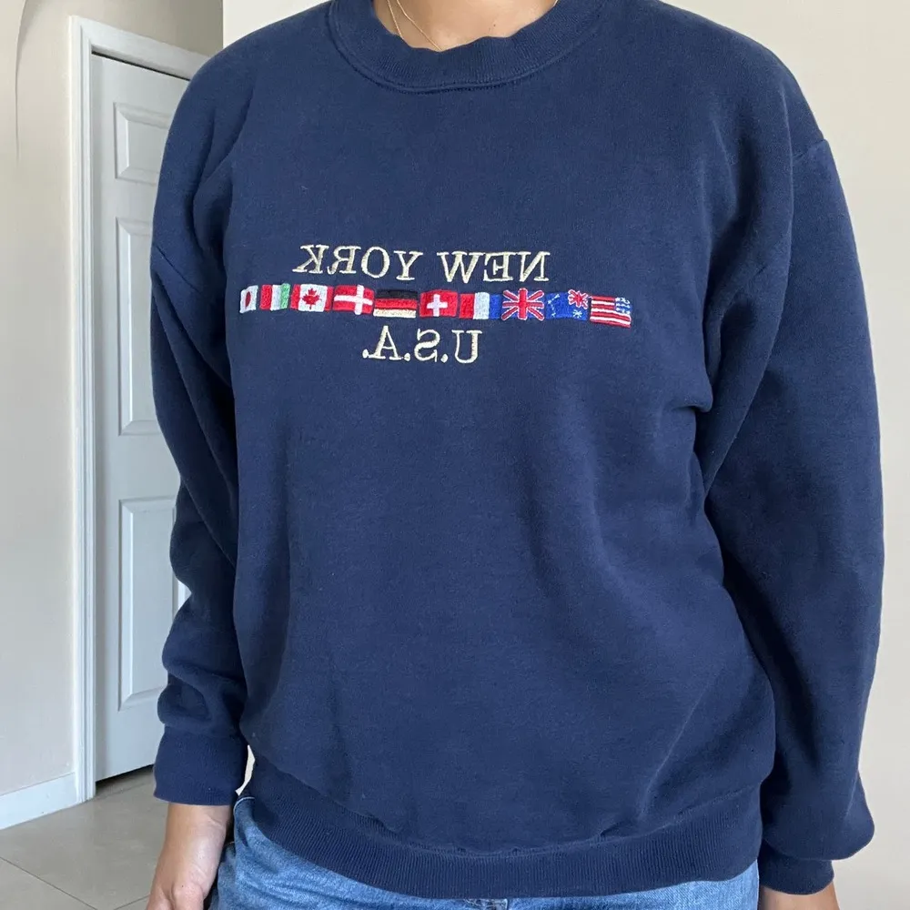 Vintage  New York USA Navy Blue Embroidered Flags Sweatshirt Size M - Image 13