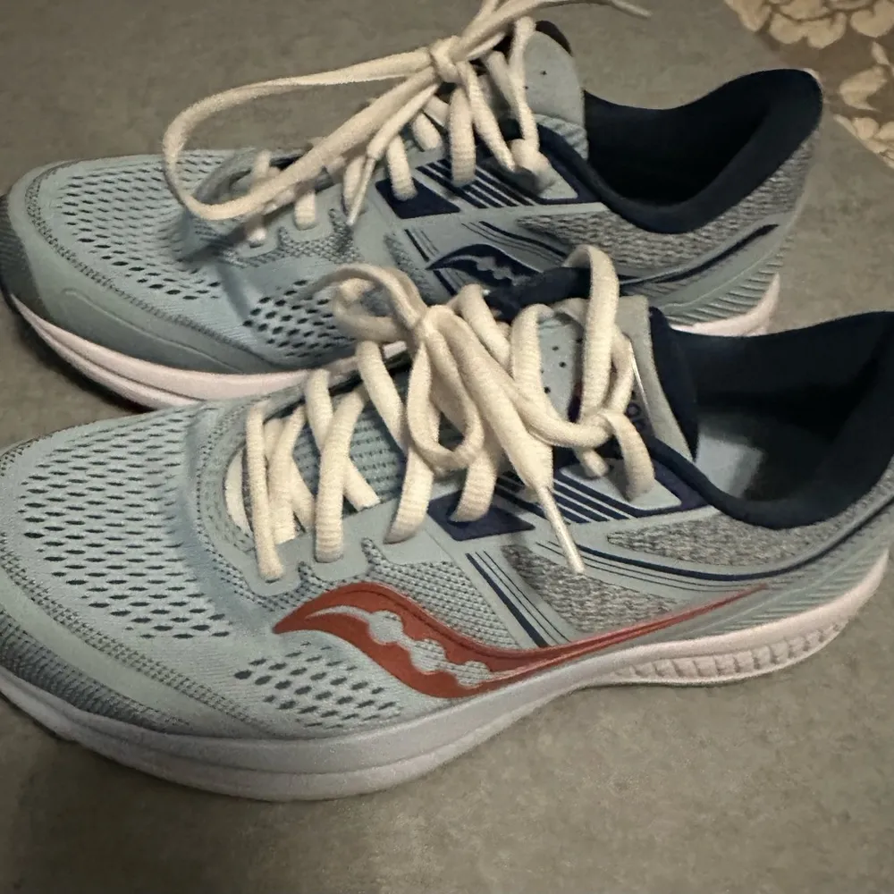 Saucony Women's Omni 19 Running Shoe, Sky/Storm like new size 9 - Image 3