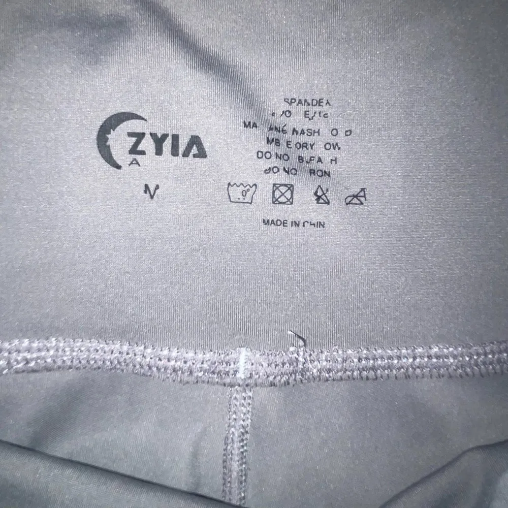 ZYIA Cropped Leggings Sz Medium Gray Pink Leggings - Image 3