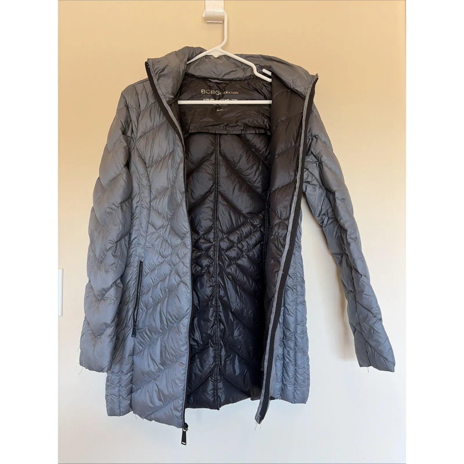 BCBGeneration Gray Grey Ultra Lightweight Packable Down Hooded Coat Jacket Small - Image 2
