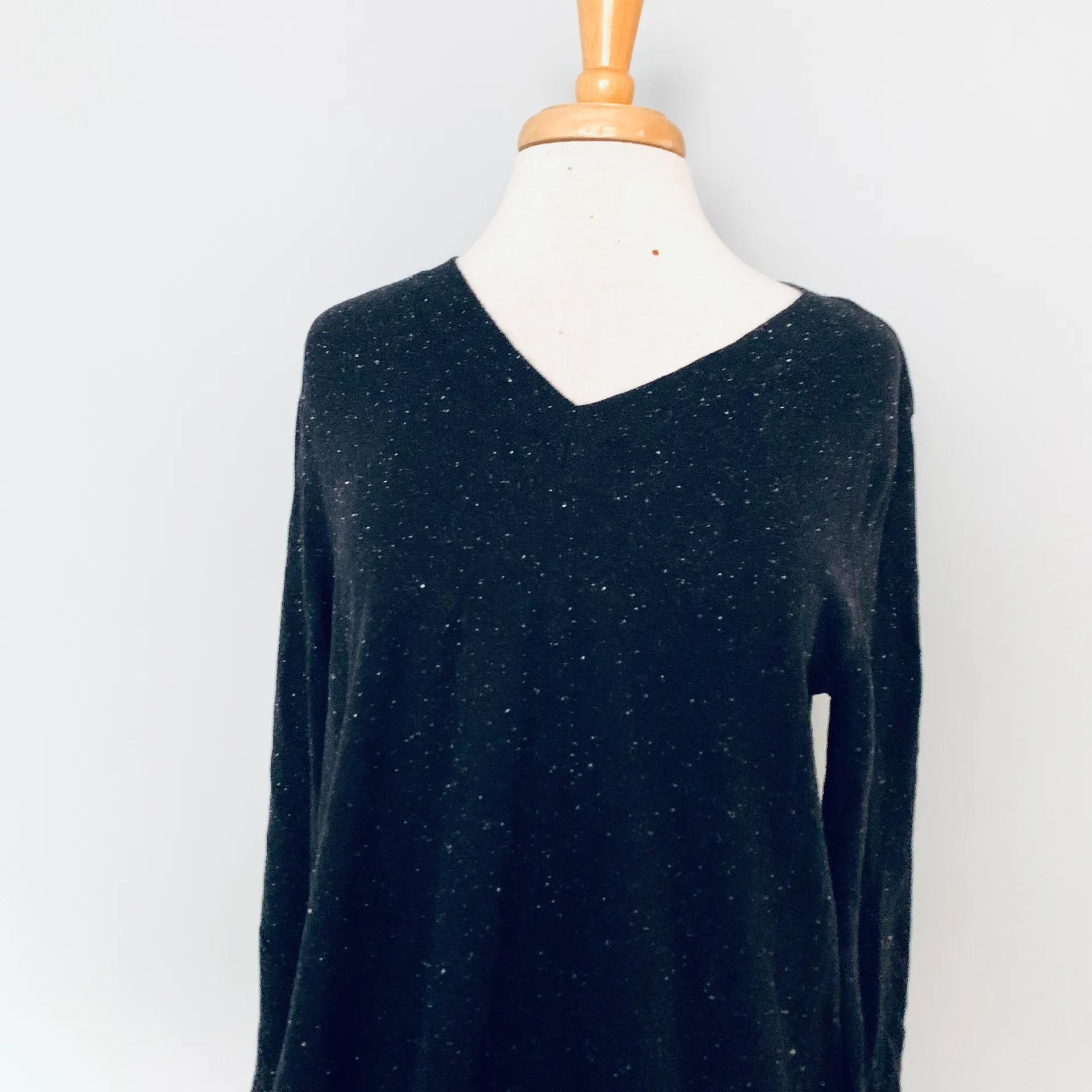 Black White Speckled VNeck Pullover Sweater - Image 6