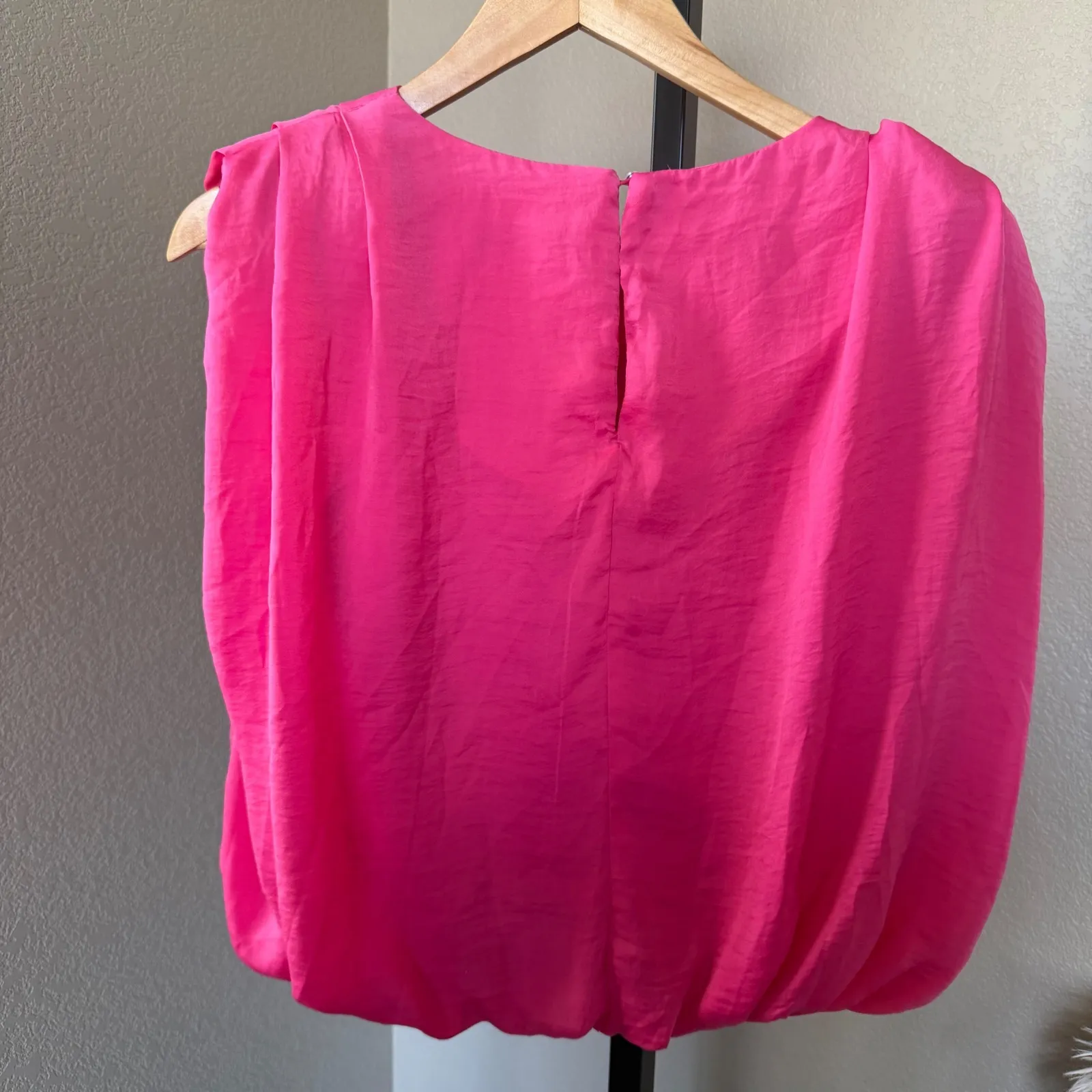 DO+BE Hot Pink Blouse Sleeveless Shoulder Pad Top‎ Size S - Image 4