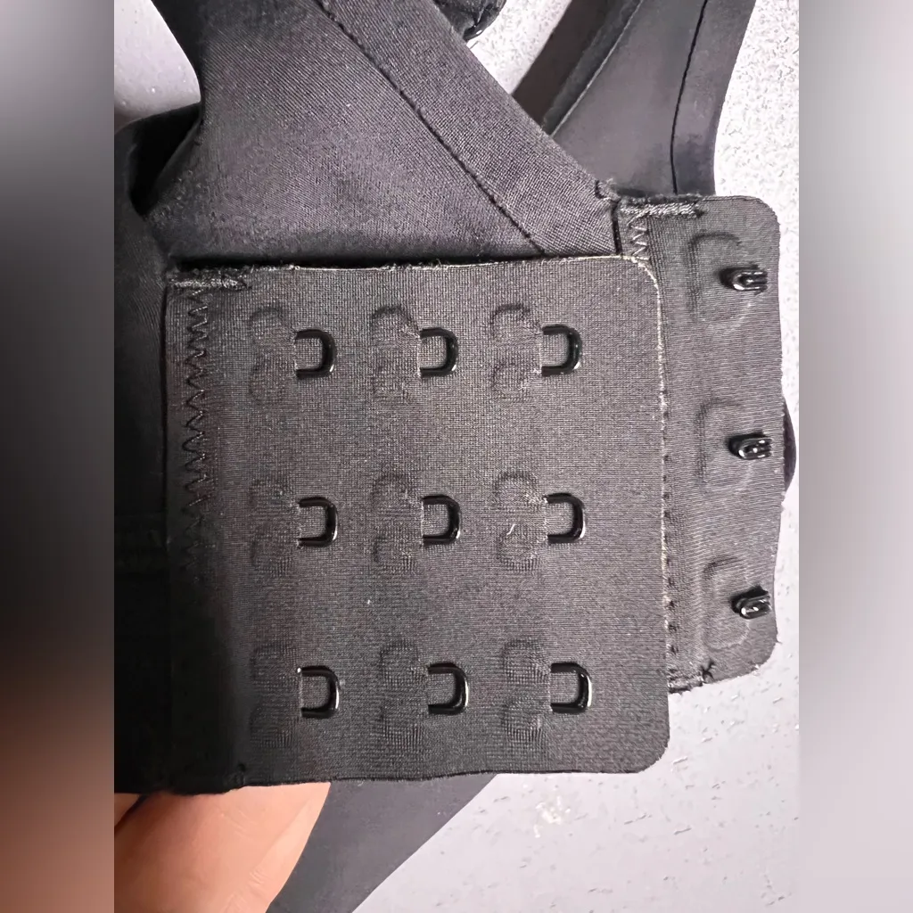 ALO Yoga Power Play High Impact Sport Bra 38DD in Black - Image 8