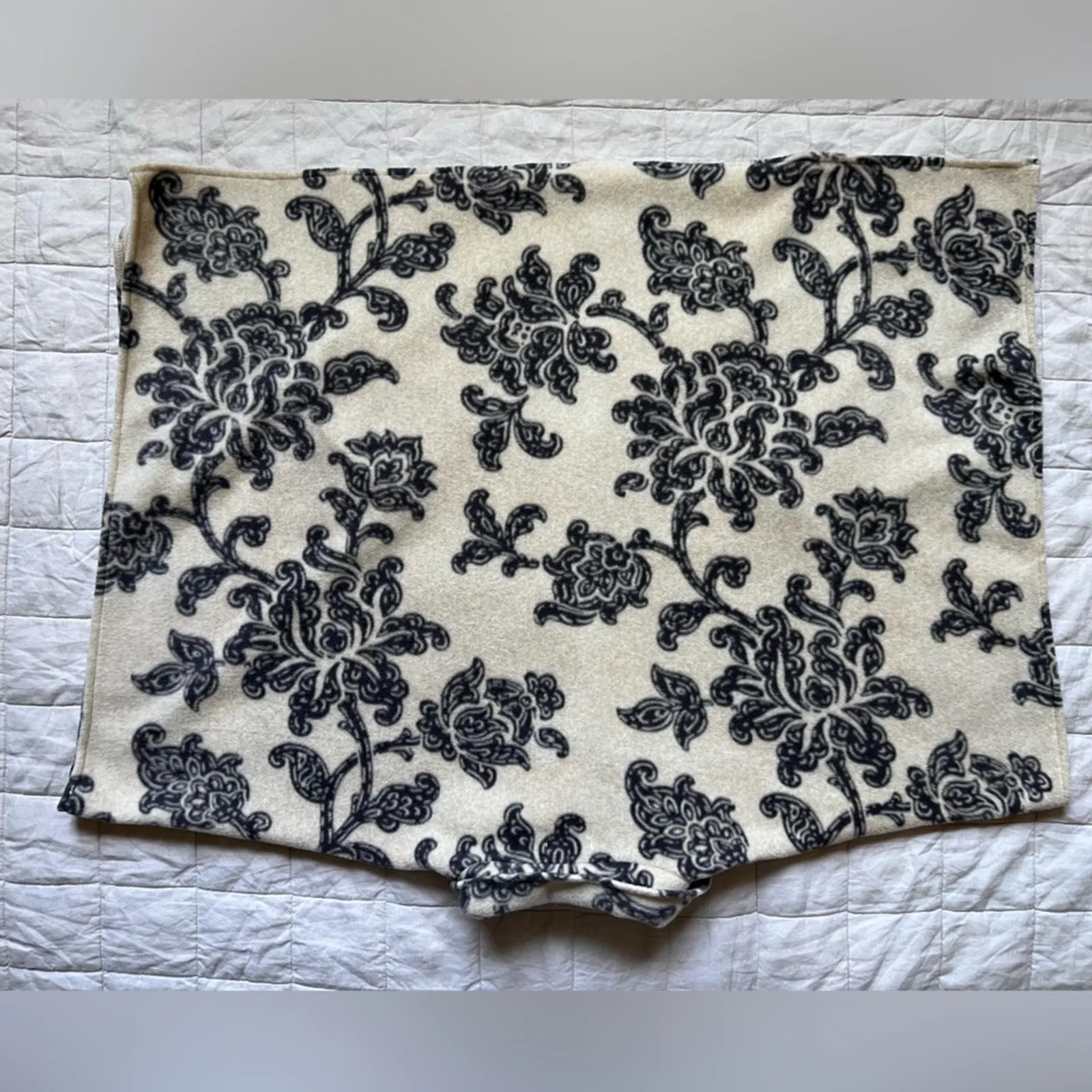 Le Moda Cream & Grey Floral Paisley Print Fleece Cape Poncho Scandinavian - Image 2