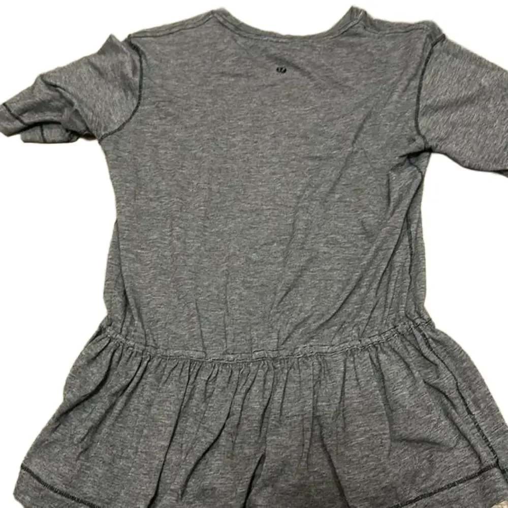 Lululemon size 4 cinched waist‎ gray adorable top - Image 2