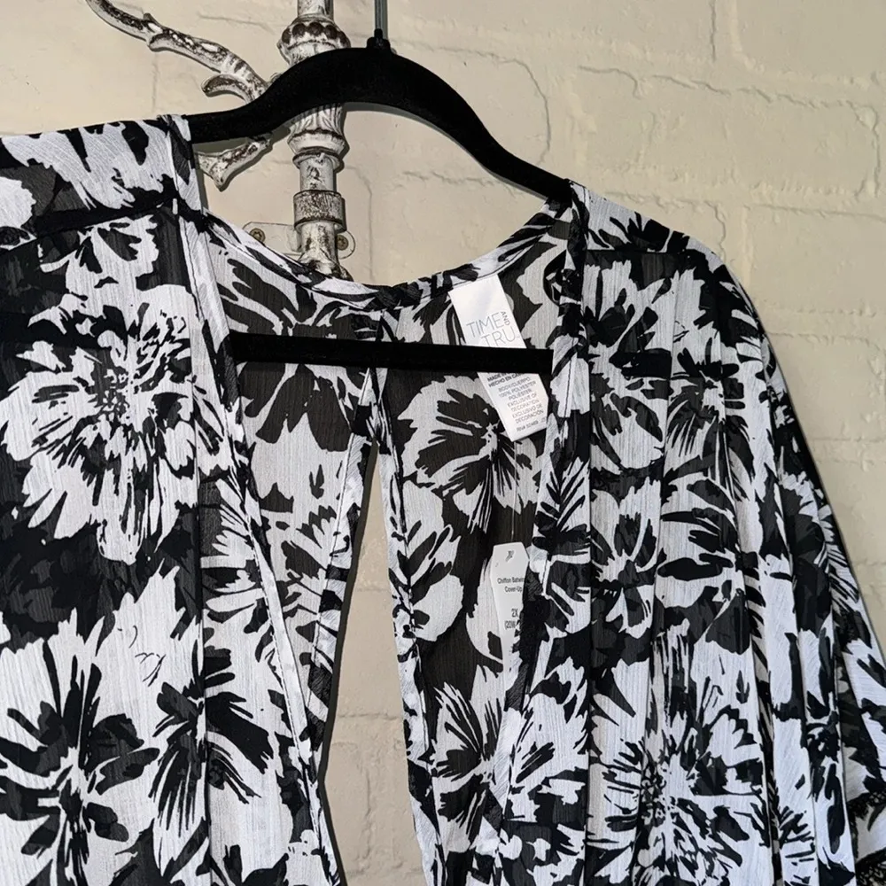 Swim cover up NEW black white floral Time & Tru 2x 20w 22w batwing vacation - Image 2
