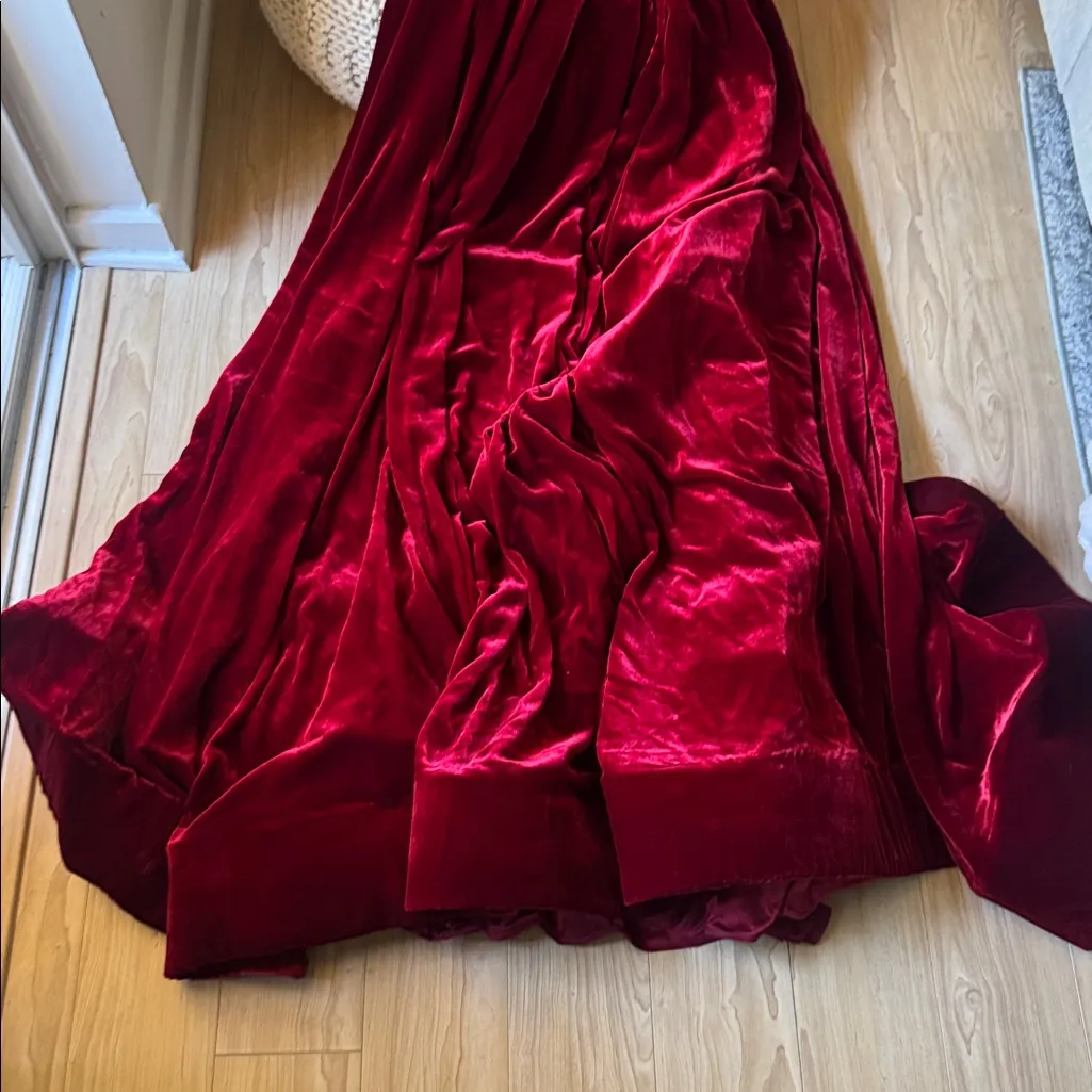 Elegant Red Velvet Gown - Image 4