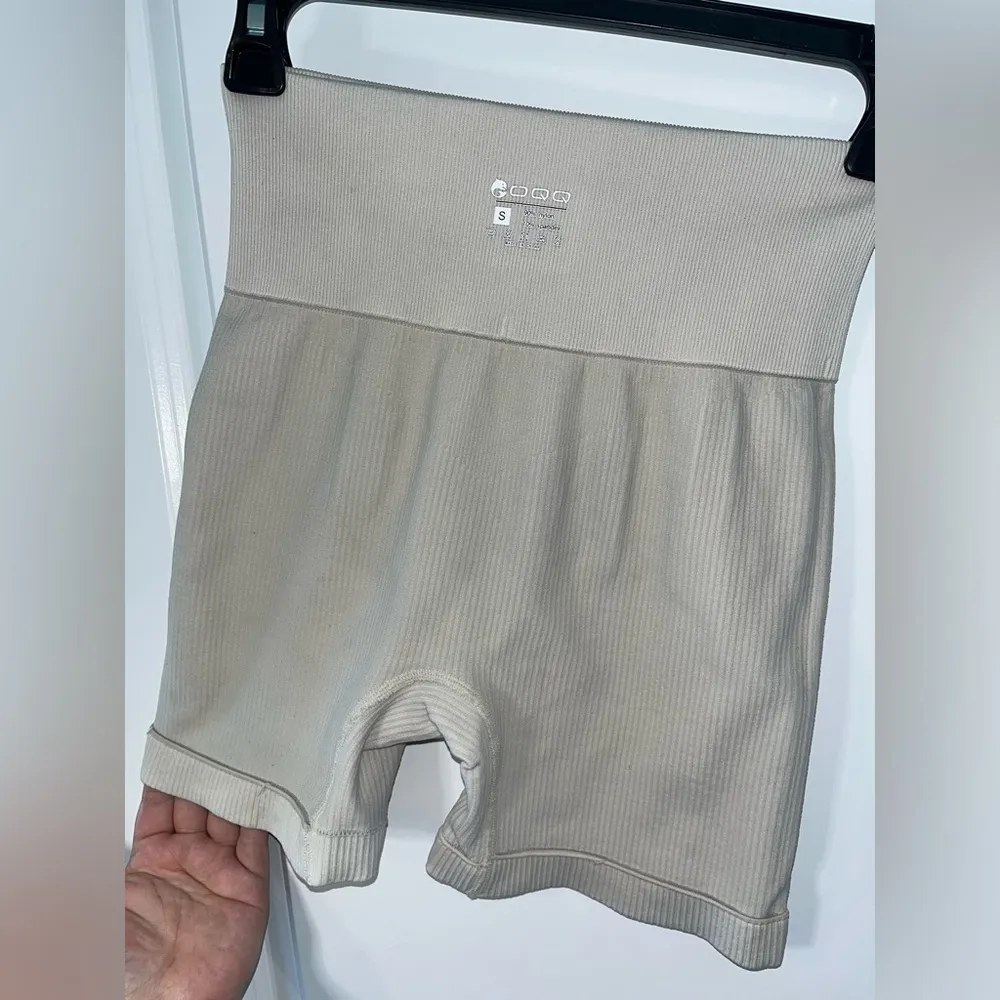 OQQ Spandex Nylon Beige Ribbed Yoga ActiveWear Casual Fitted Stretch Shorts Sz S - Image 2