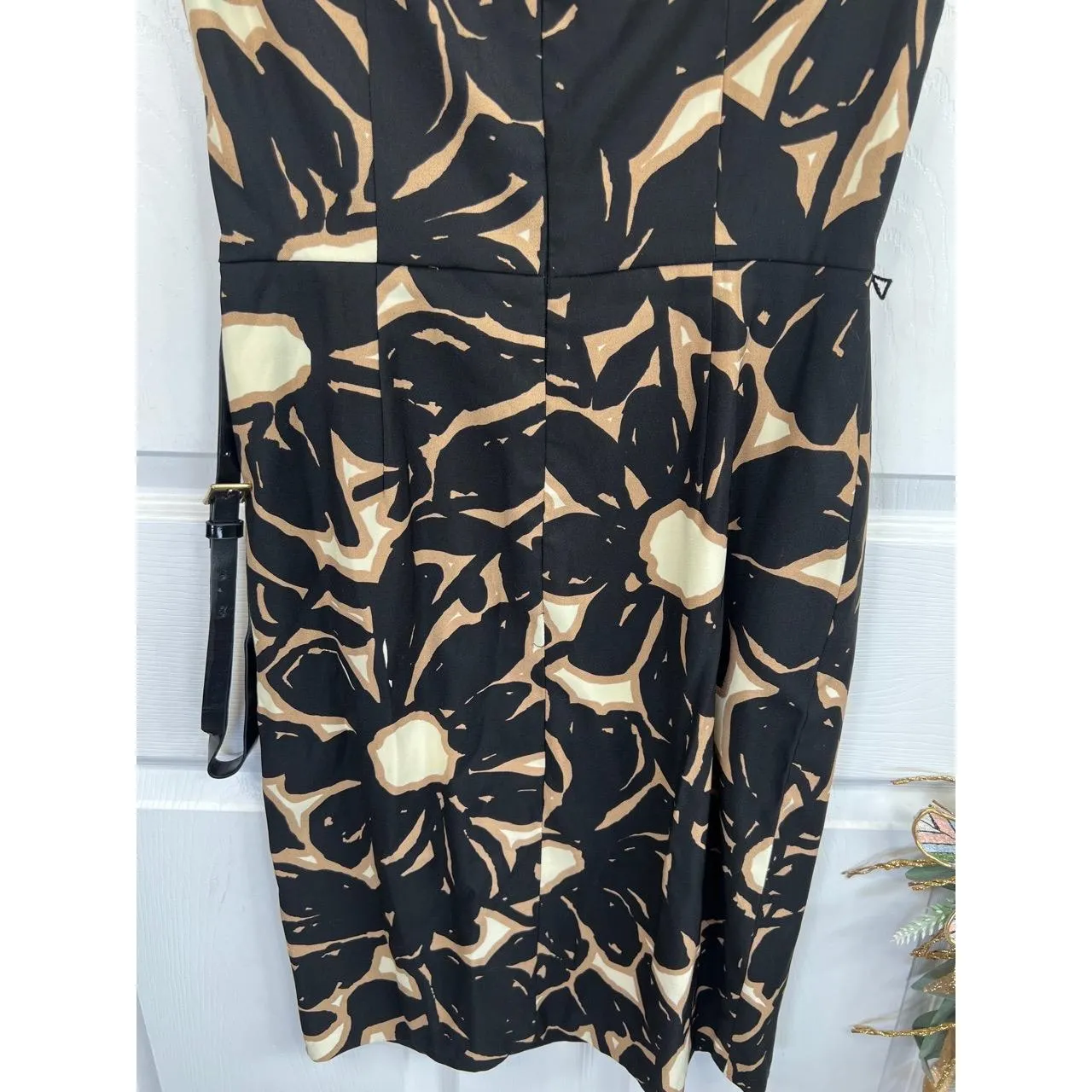 LONDON TIMES Dress Size 4 Black Floral Sheath Sleeveless Belted Modern Abstract - Image 8
