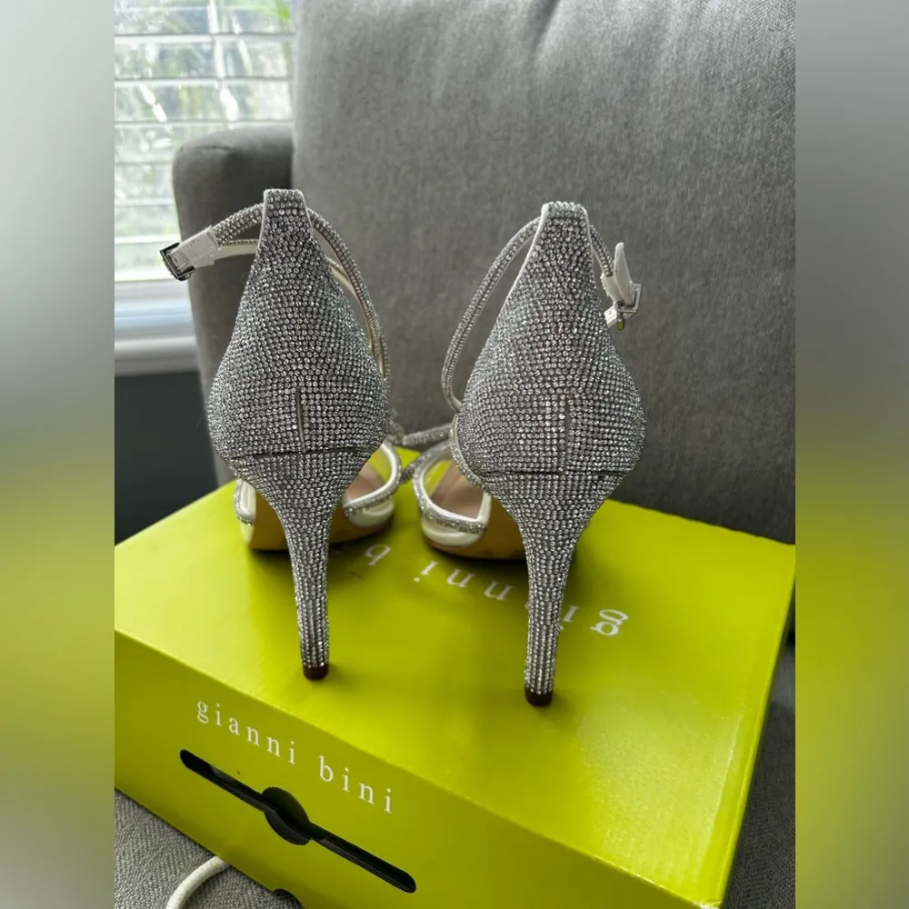 : Bridal Collection Ezlynn Rhinestone Embellished Bow Vinyl Toe Pump - Image 3