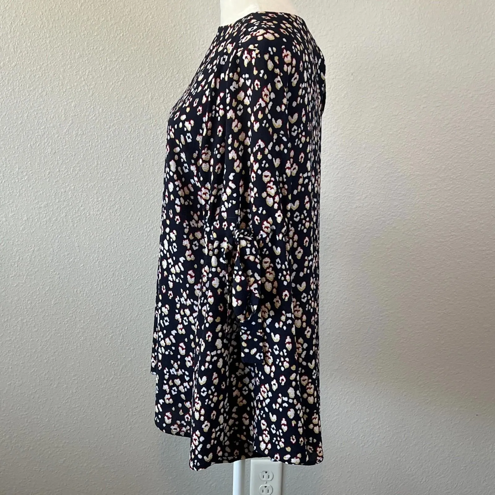 Neiman Marcus Blue Floral Blouse Tie Sleeve Size Small - Image 4