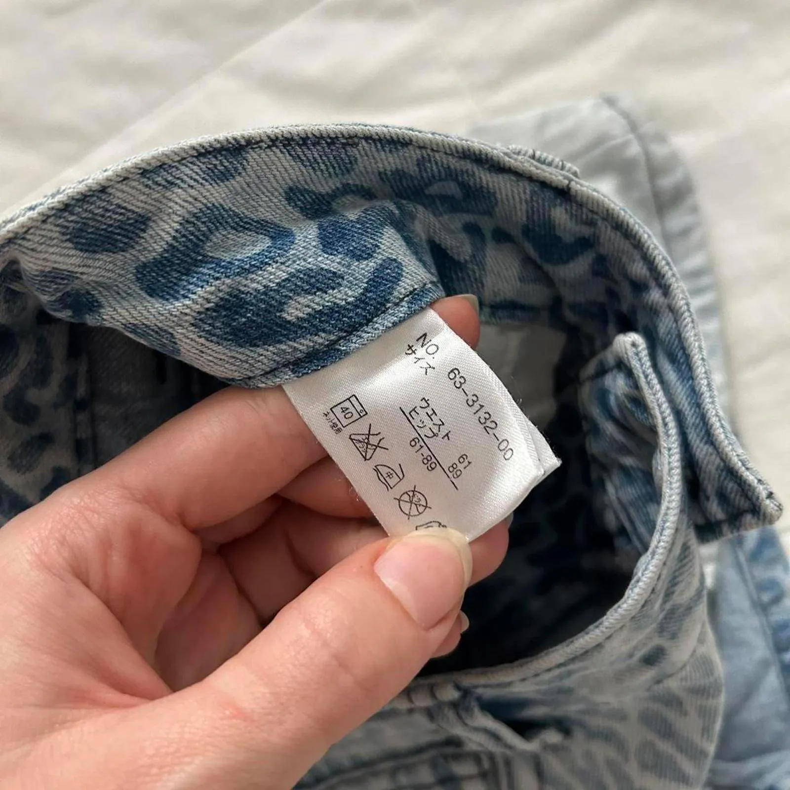 Y2K Japanese brand blue ombré cheetah print denim shorts Size XS - Image 3