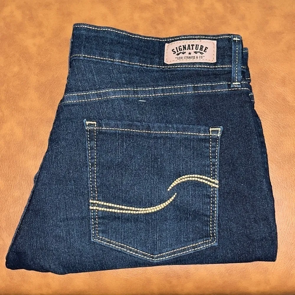 Signature By Levi Strauss Modern Shorts Mid Rise Size 8 - Image 3