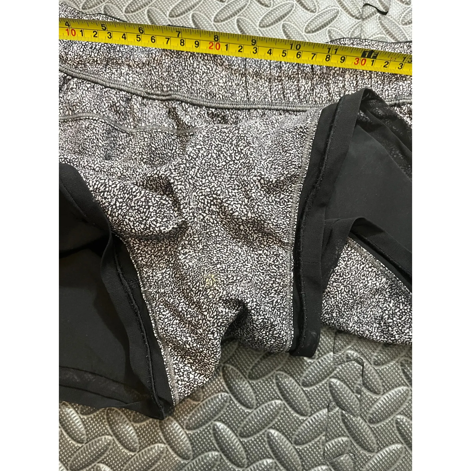 Womens Lululemon Two With One Short‎ Black Gray (Reversible 3") size 4 Active - Image 9