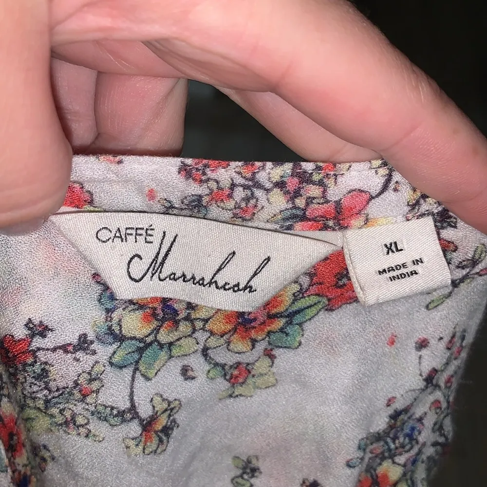 Caffe’ Marrahish White Floral V - Image 8