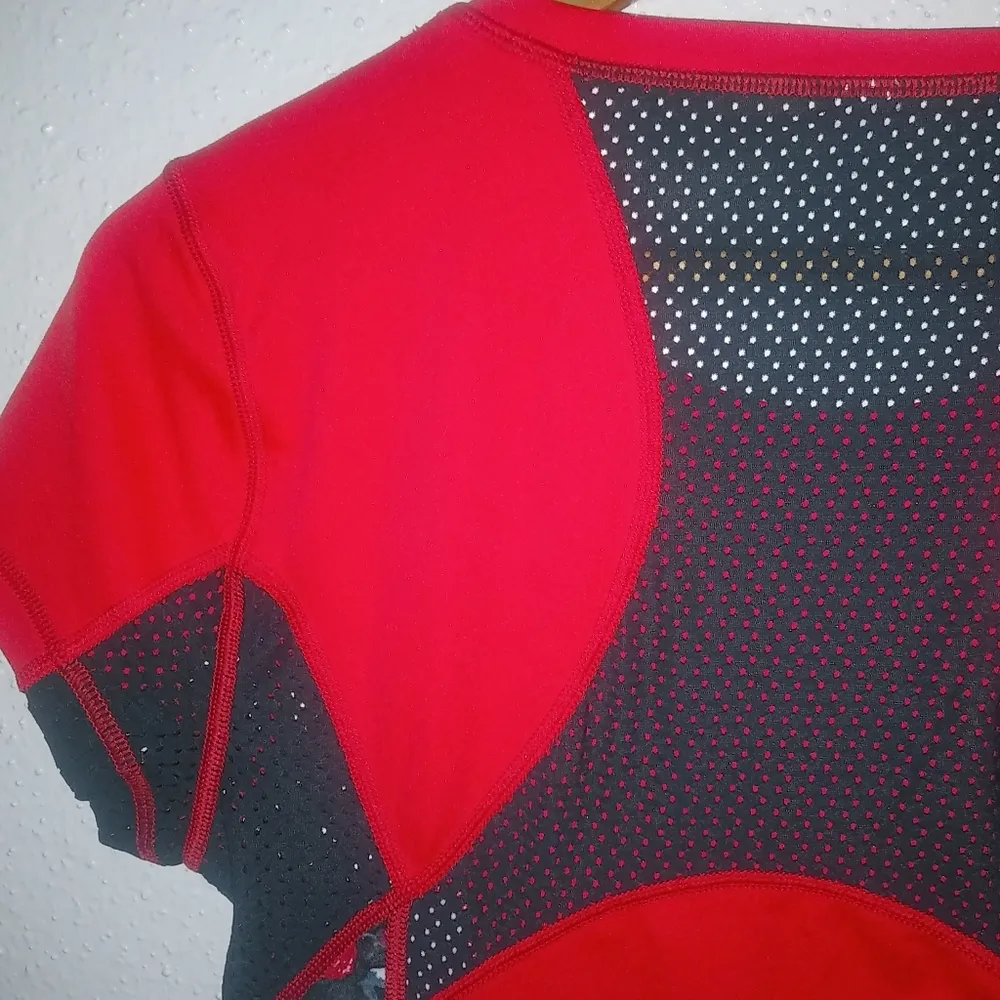 Fila Performance M Running Short Sleeved Mesh Insert Floral Design Top - Image 7