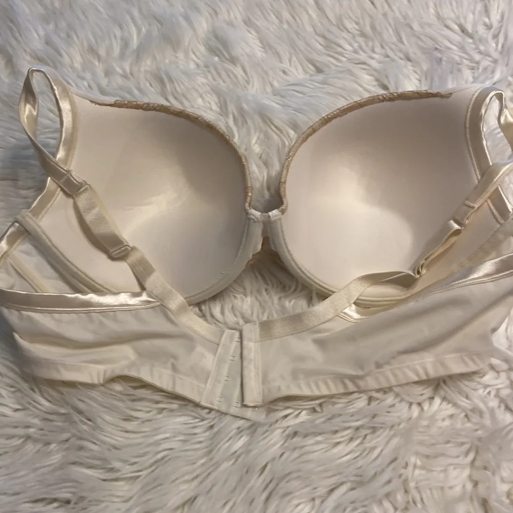 Cacique Bra BNWOT size 46C with adjustable stripes smooth boost plunge - Image 10