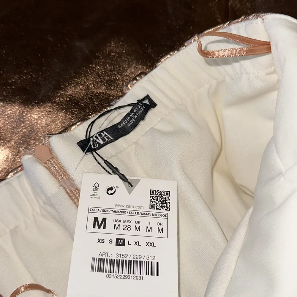 NWT  METTALIC GOLD JUMPSUIT MEDIUM BLOGGERS FAVE - Image 8