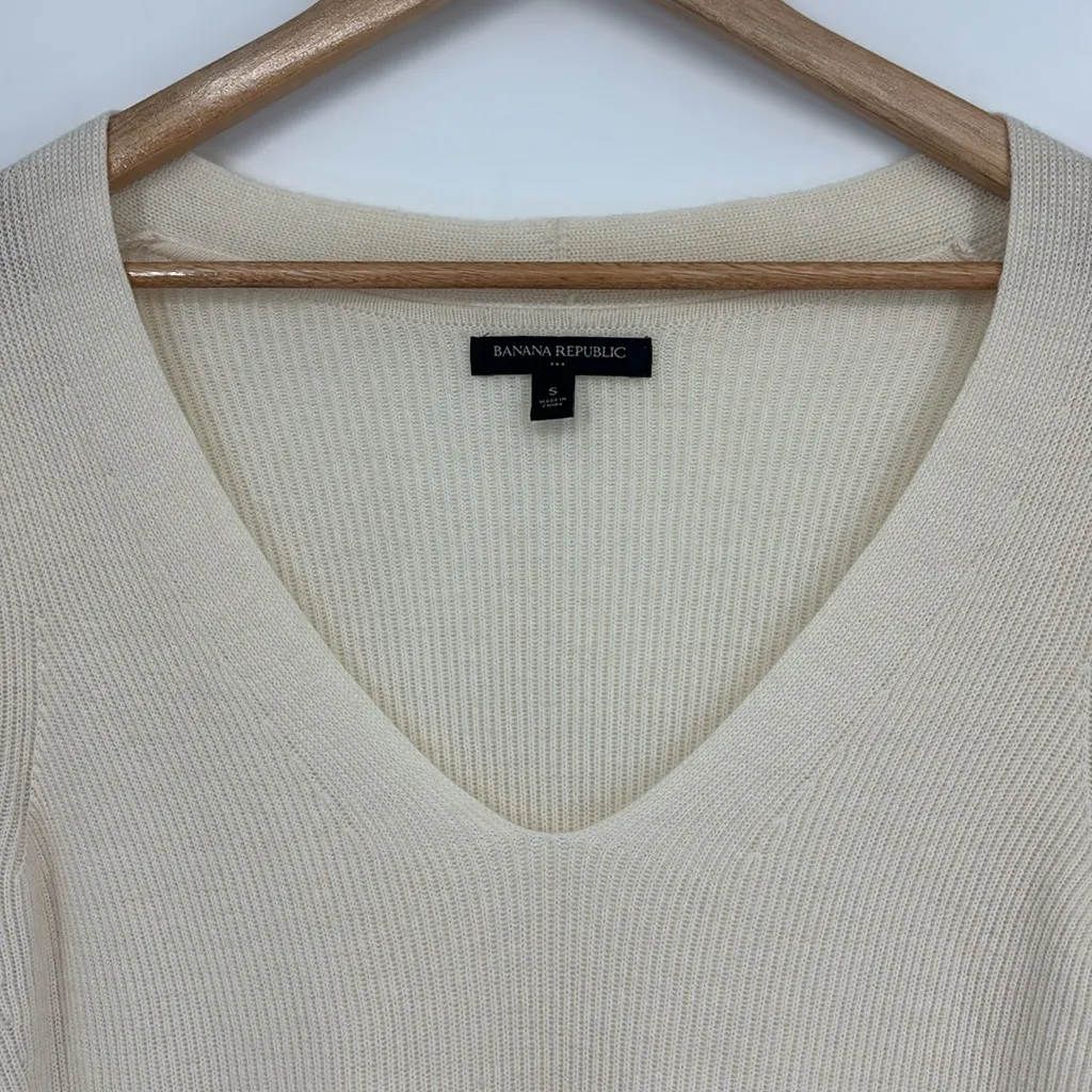 Banana Republic Factory V-Neck Wool Blend Sweater Women’s Size Small in Ivory - Image 2