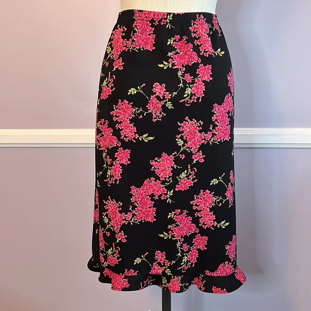 Bright pink and black floral elastic waist knee length skirt with flounce hem - Image 4