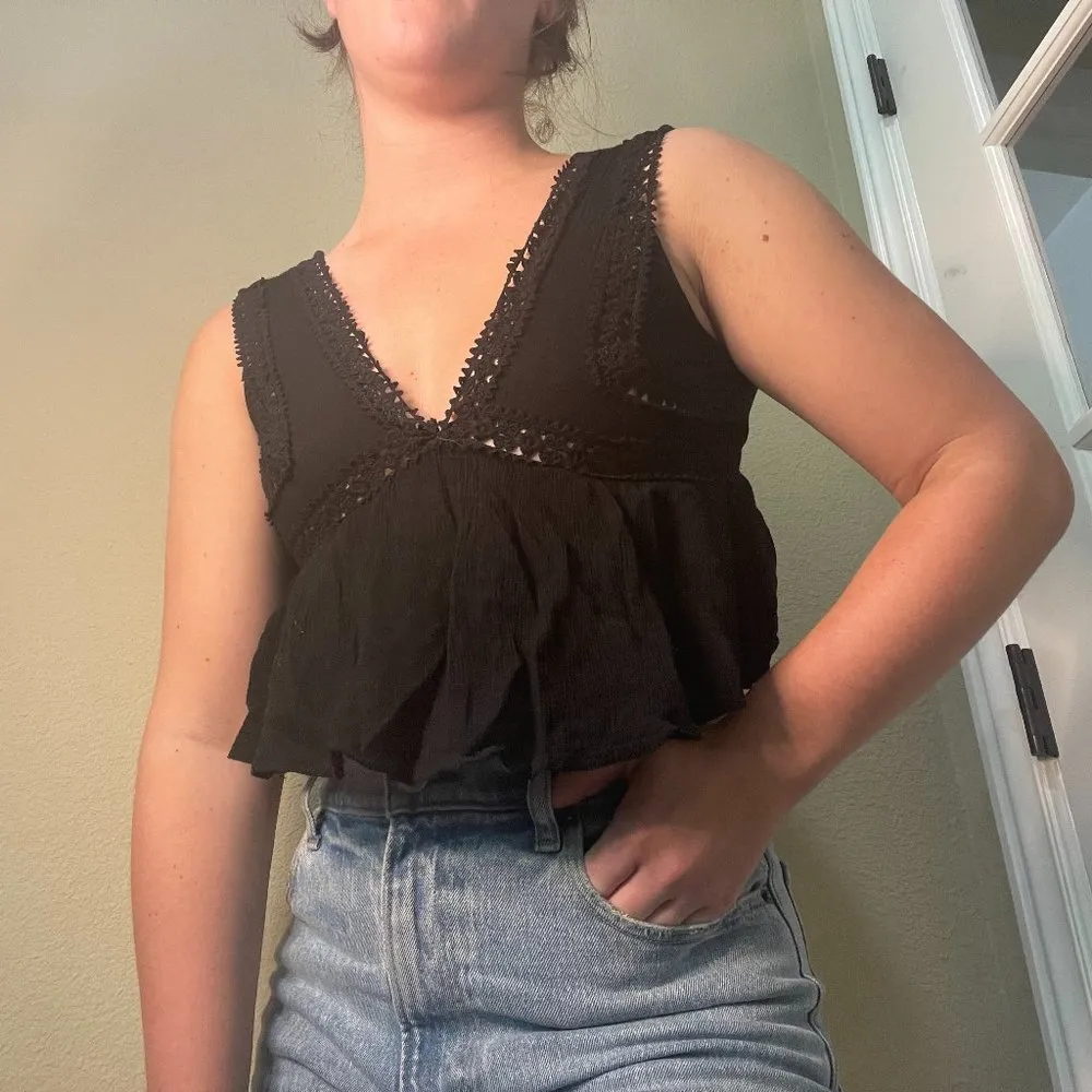 ACEMI Boutique Black Lace Detail Flowy Crop Top Tank - size small - Image 2