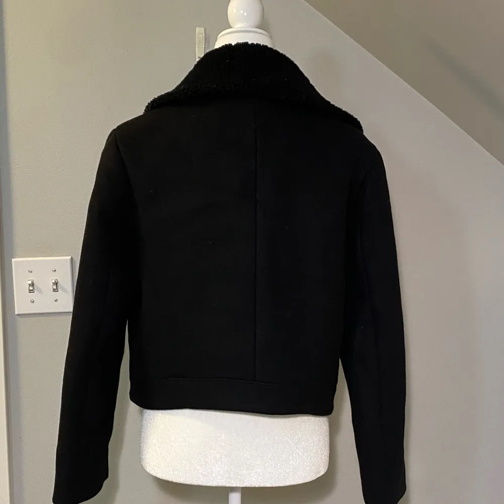 Vince cropped shearling fur lined moto jacket in black size small - Image 7