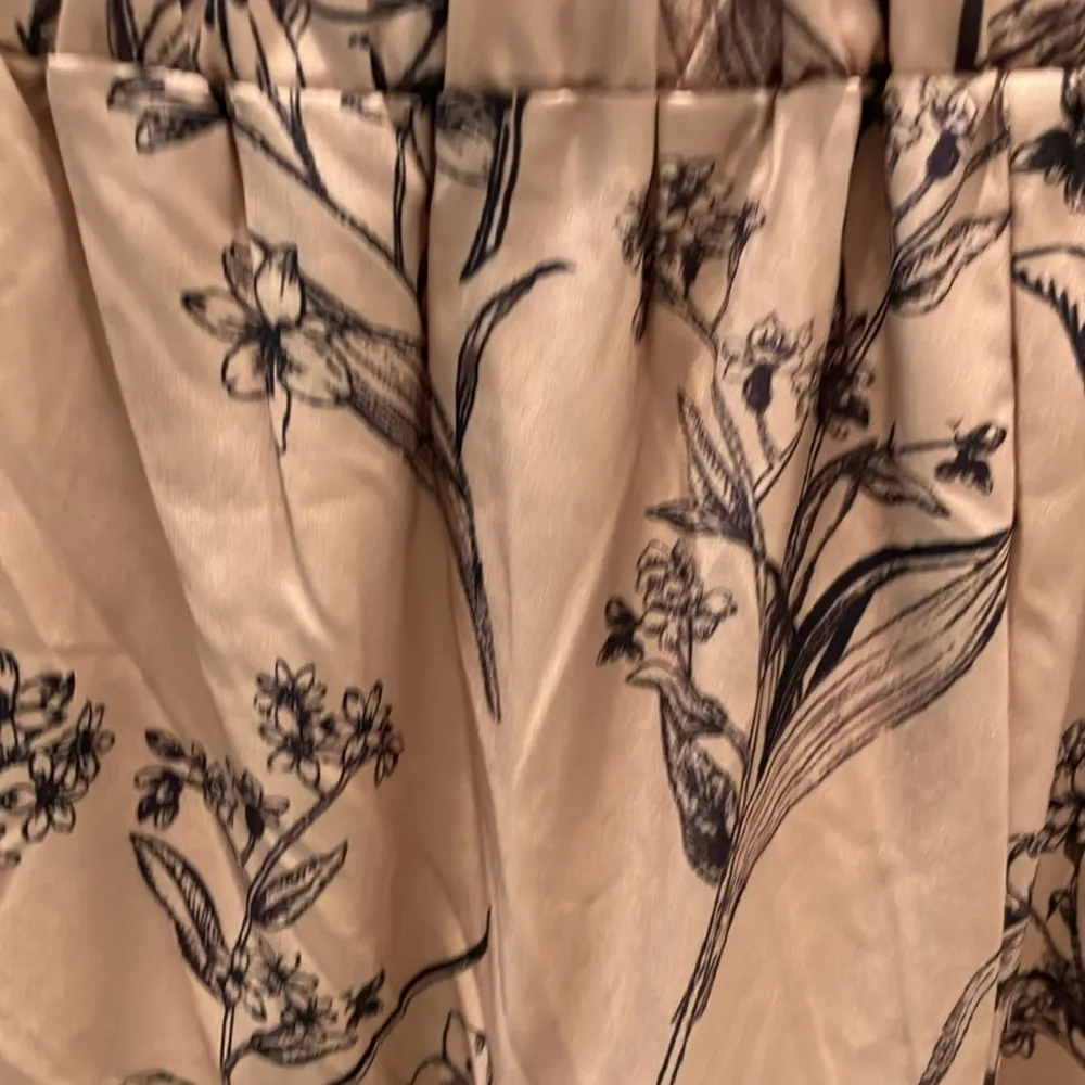 Resort style high waist loose fit Botanical print layered ruffle hem skirt NWOT Black Size undefined - Image 3