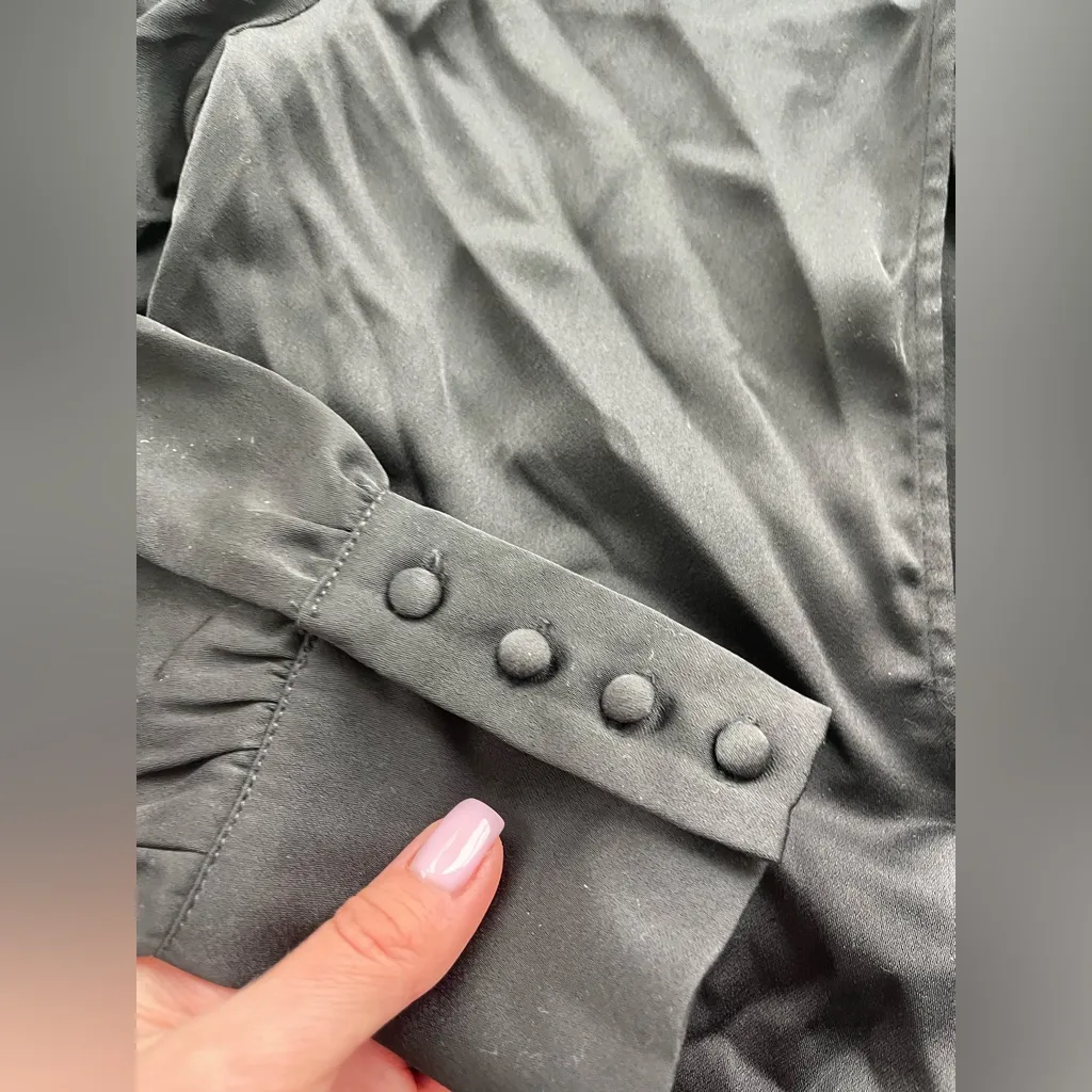 NWOT FOREVER 21 SATIN BLACK LOW CUT BLOUSE S - Image 6