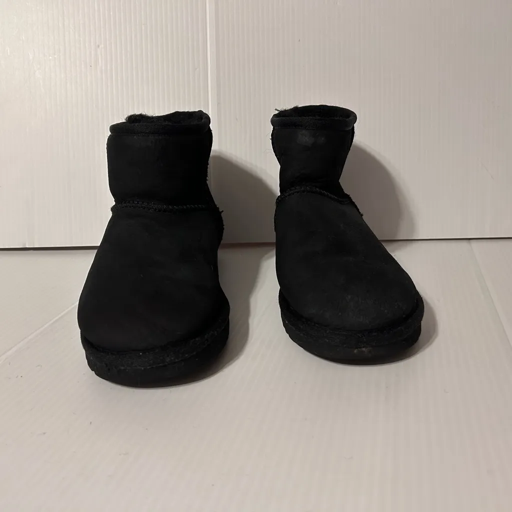 UGG S/N 1016222 black suede winter boots women size 7 - Image 3