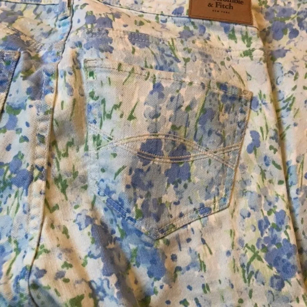 Abercrombie & Fitch floral jeans size 2 - Image 4